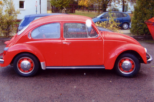 Fertig lackierter roter VW Käfer